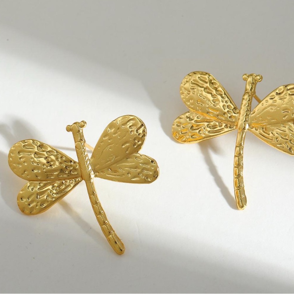 Elegant Gold Dragonfly Brooch